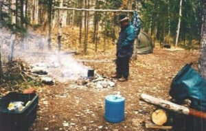 Brot backen in der Wildnis. Lustige Anektoden